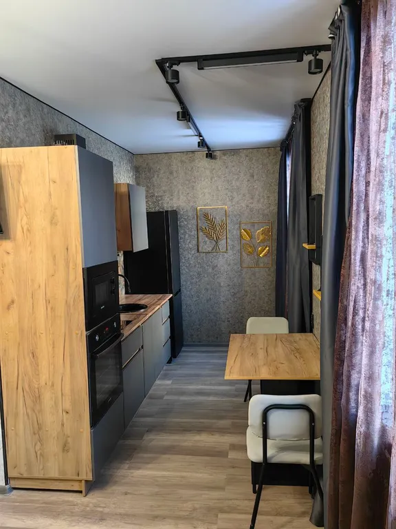 Красивая стильная и очень теплая студия в центре микрорайона выя