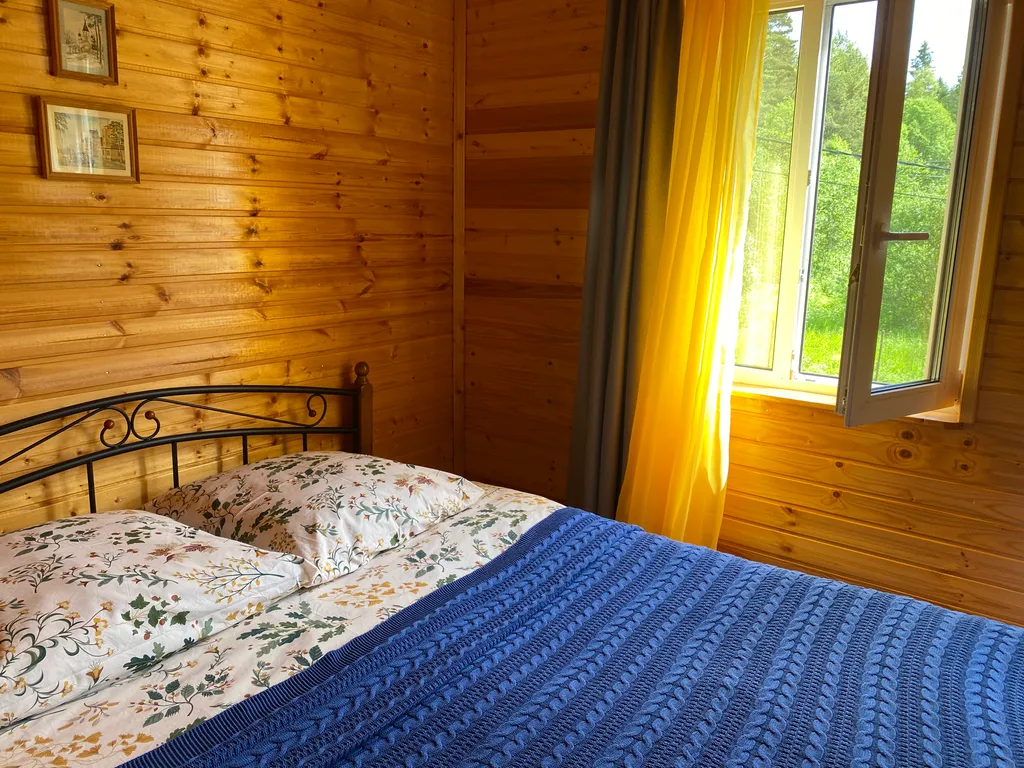 Берлога люкс, коттедж с банным чаном для отдыха с видом на лес и скалы