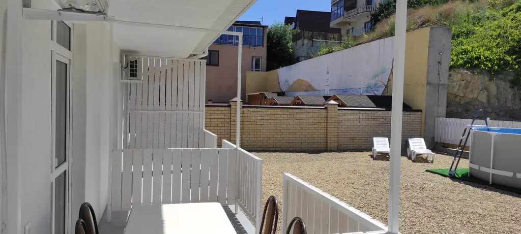 Уютная комната с видом на море