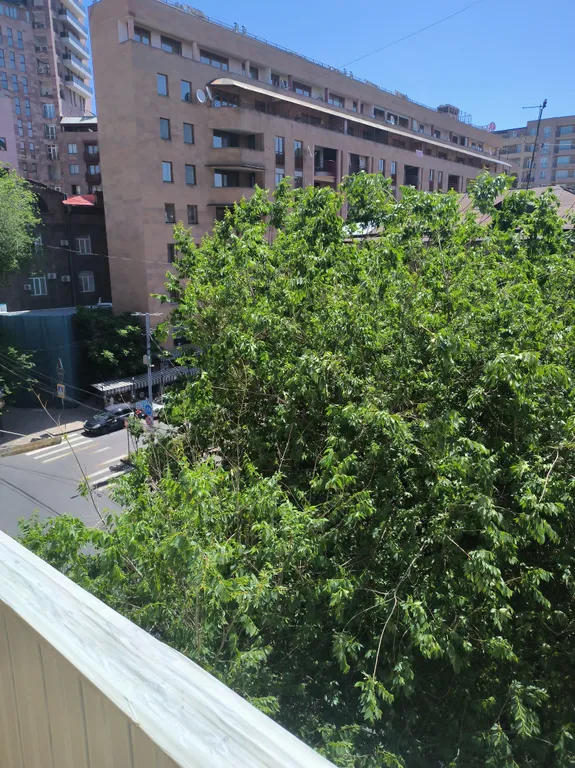 Уютная студия  с балконом в самом сердце Еревана