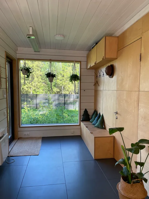 Уютный дом в тишине хвойного леса