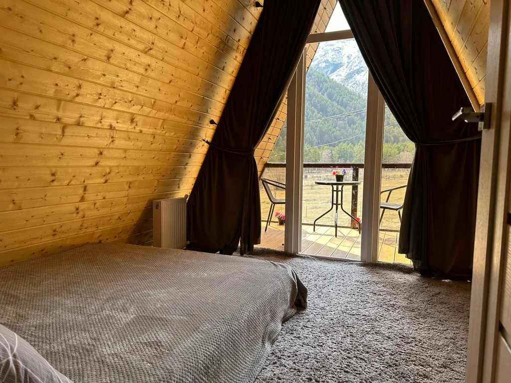 Домик с видом на горы