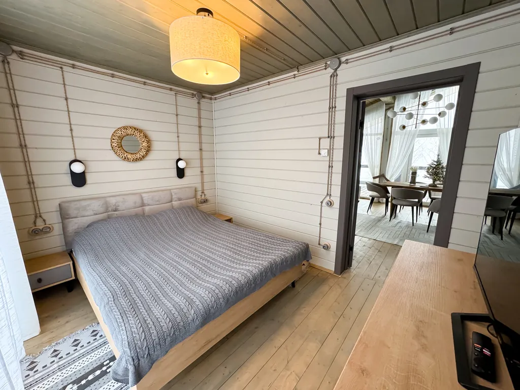 Большой дом на озере с сауной