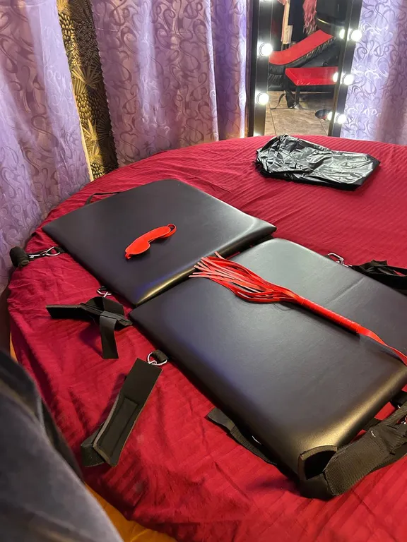 Студия любви в стиле 50 оттенков красного