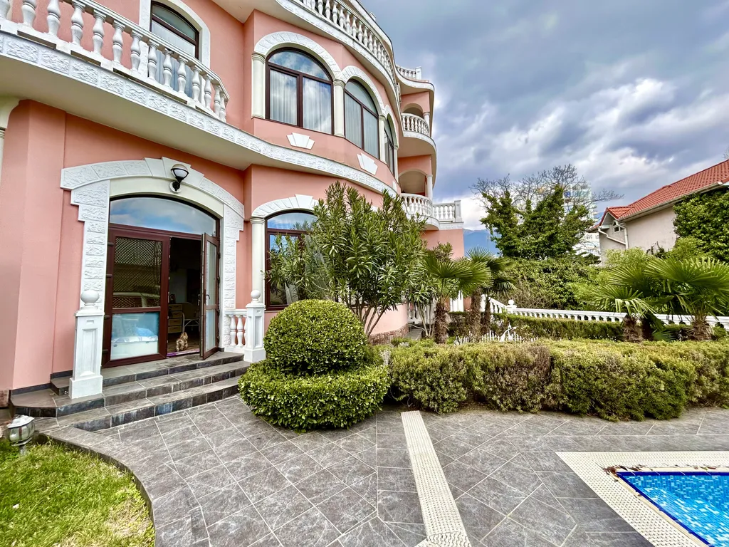 Вилла с бассейном и сауной в центре Ялты