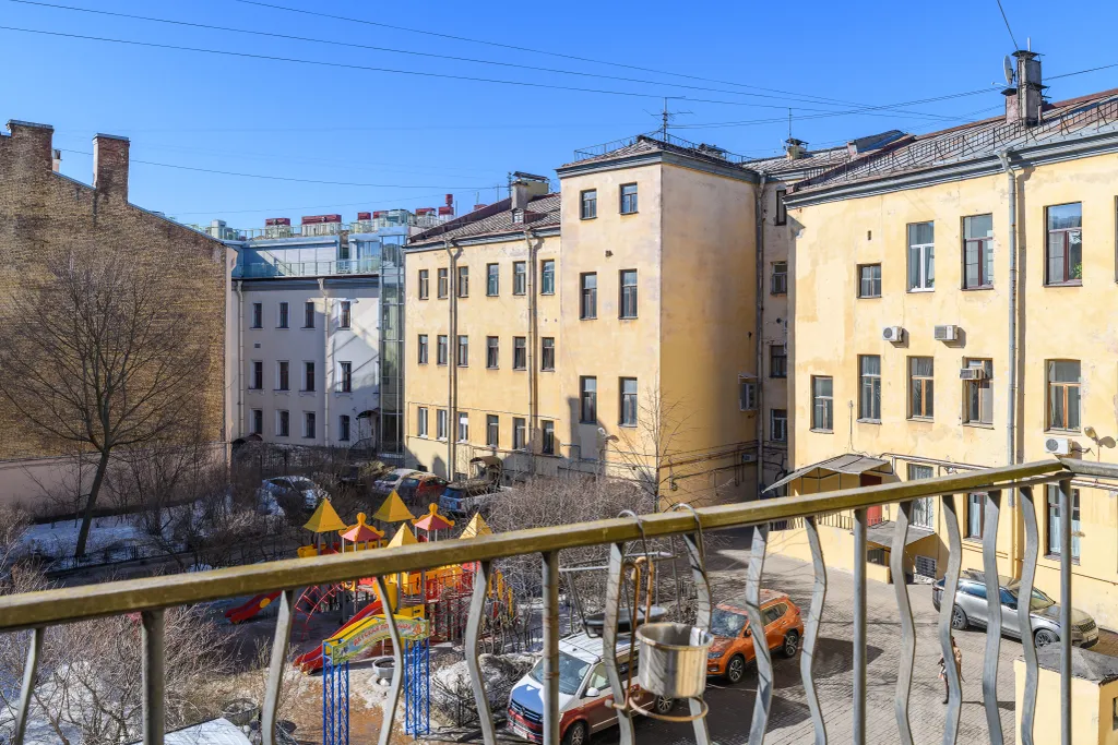 Дизайнерская двухкомнатная квартира с бесплатной парковкой и балконом