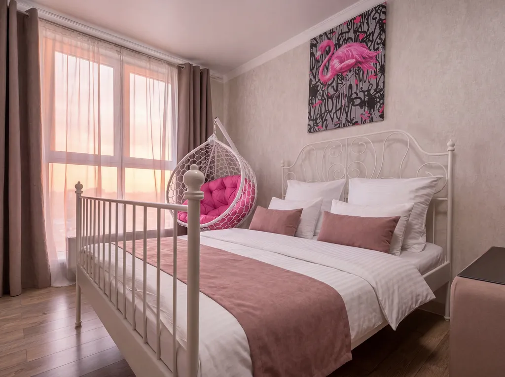 Апартаменты с видом на город в жк большом, в окнах виден закат