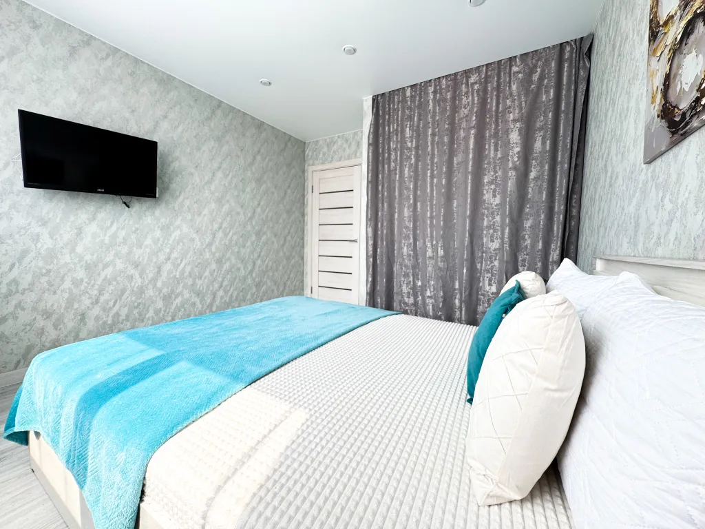 Рядом с ТЦ Круиз