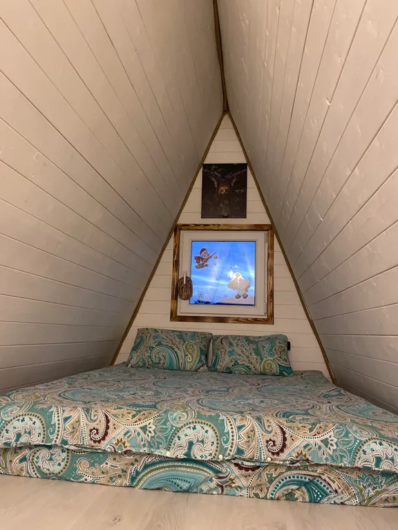 Афрейм на опушке леса с бассейном