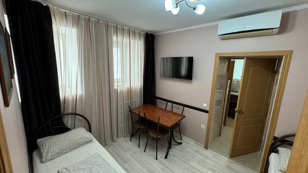 Комфортный дом и двор целиком под ключ без хозяина у моря Комильфо