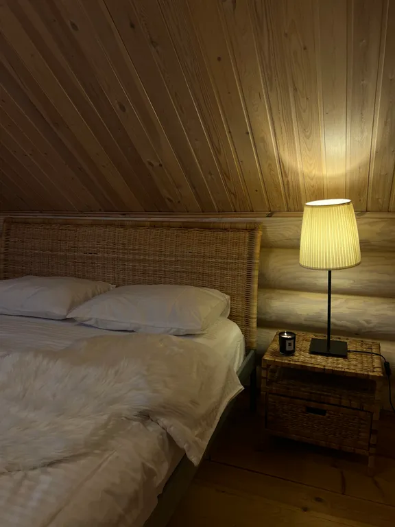 Коттедж Атмосферный дом из бревна с камином и сауной у водохранилища — Маслово