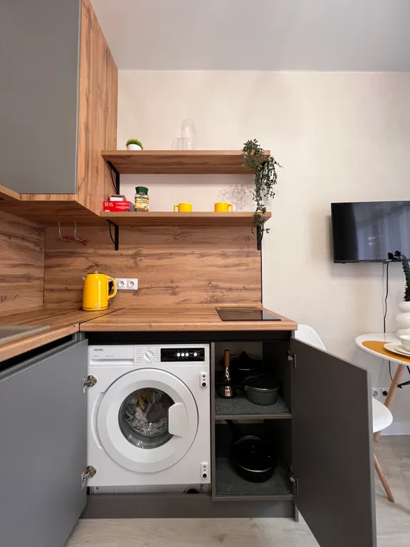 Стильная квартира-студия в яркой цветовой гамме с видом на бассейн