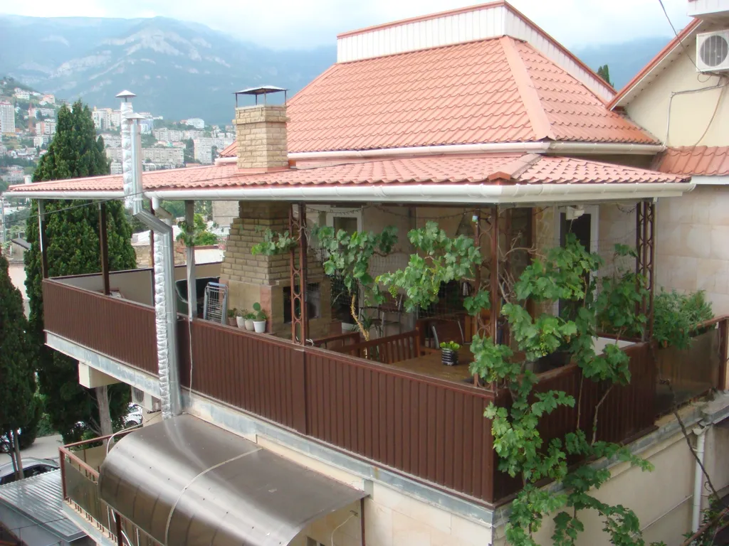 Студия в домике с беседкой