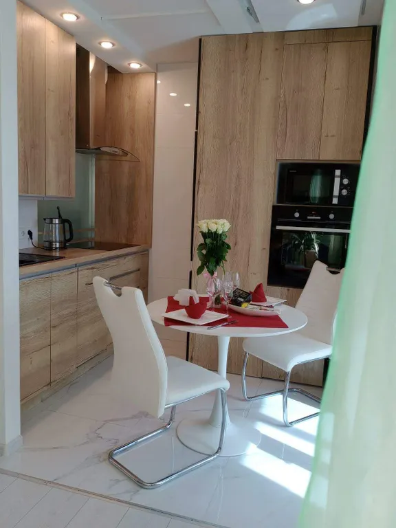 Студия с панорамной лоджией в центре города