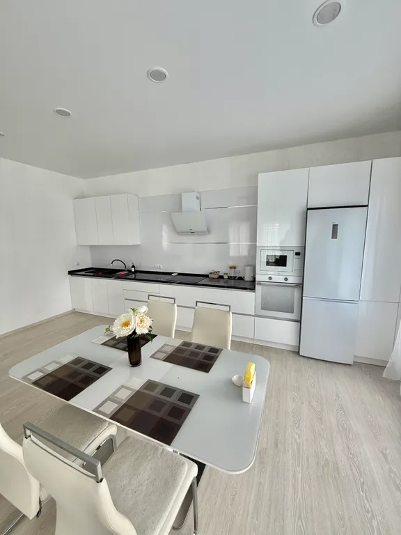 Дом на берегу реки с баней