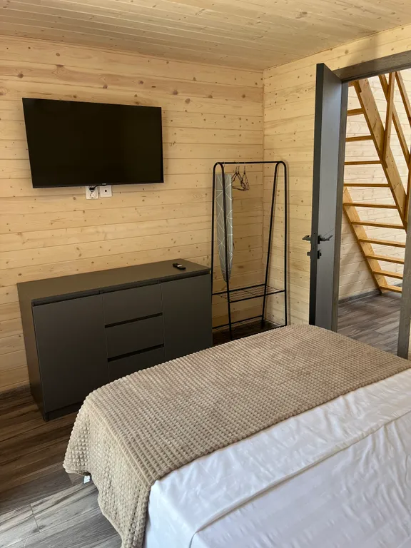 Деревянный домик в эко-комплексе с бассейном