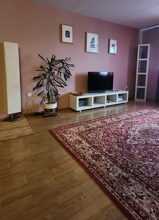 Просторная двухкомнатная квартира в районе с развитой инфраструктурой.