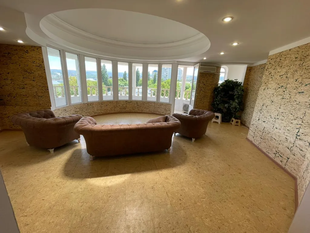 Уникальный, уютный, большой семейный дом. С видом на город