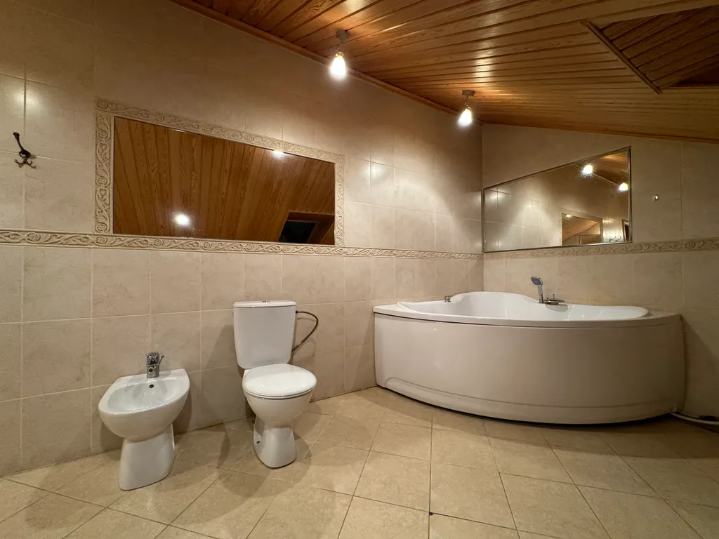 Дом с сауной и бассейном в черте города