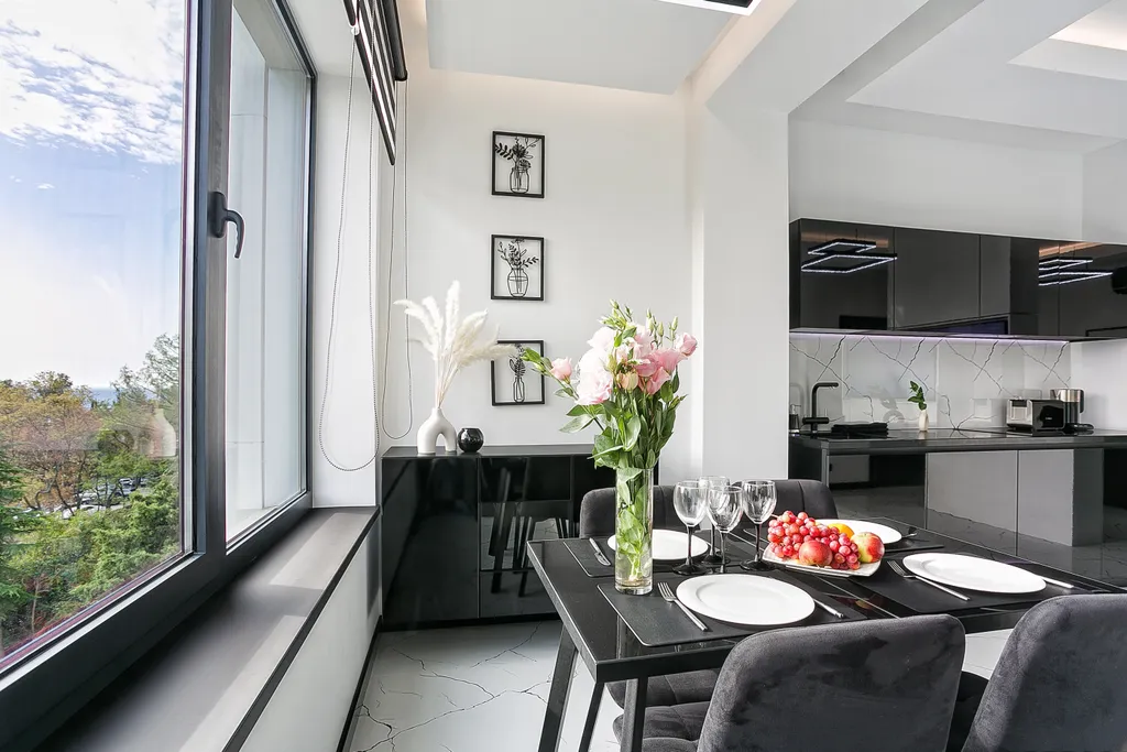 Стильная квартира "Черное&Белое" с видом на море