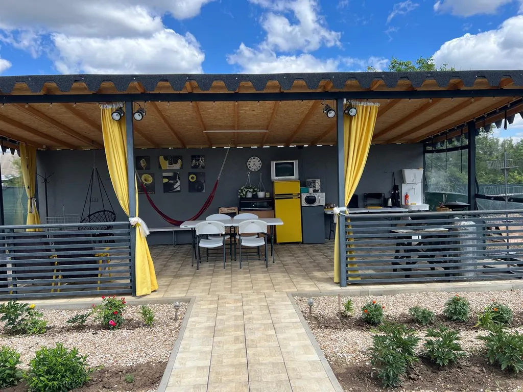 Дачный домик с большой террасой и бассейном