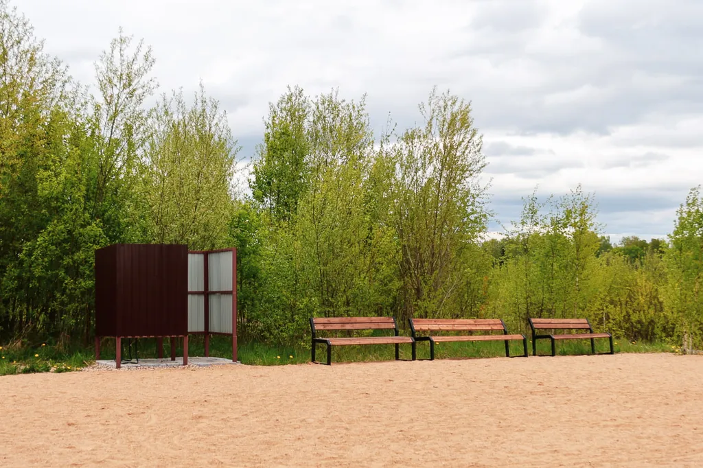 Белый дом на берегу водохранилища