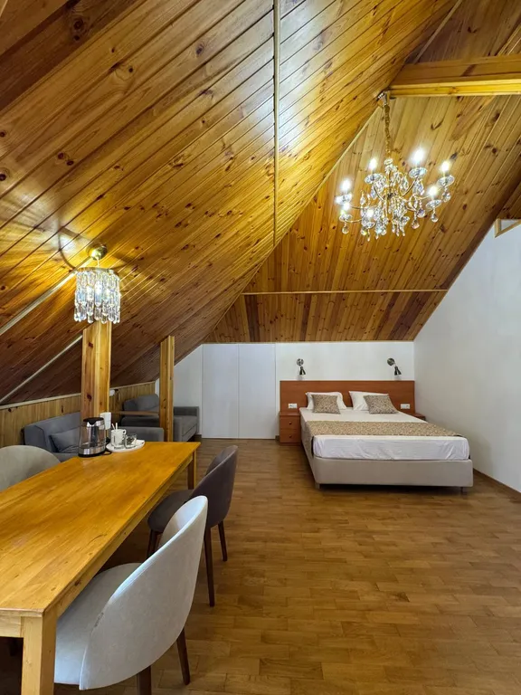 8. Четырехместный номер с тремя кроватями. Мансарда