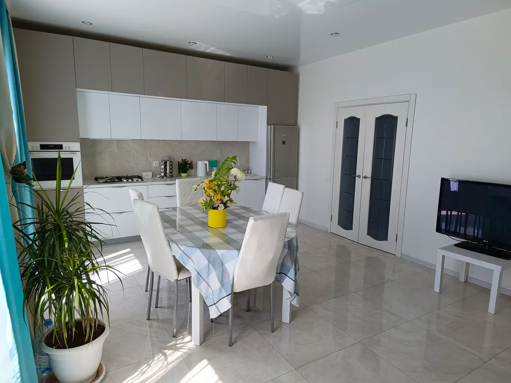 Уютный дом у реки