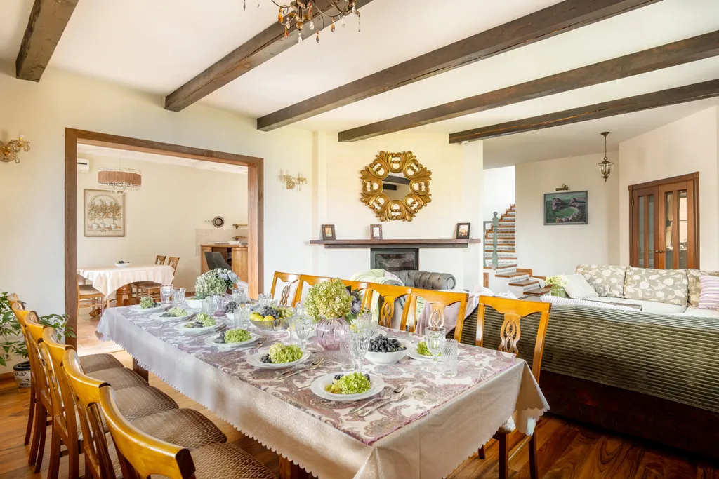 Белый коттедж с баней и бассейном рядом с озером