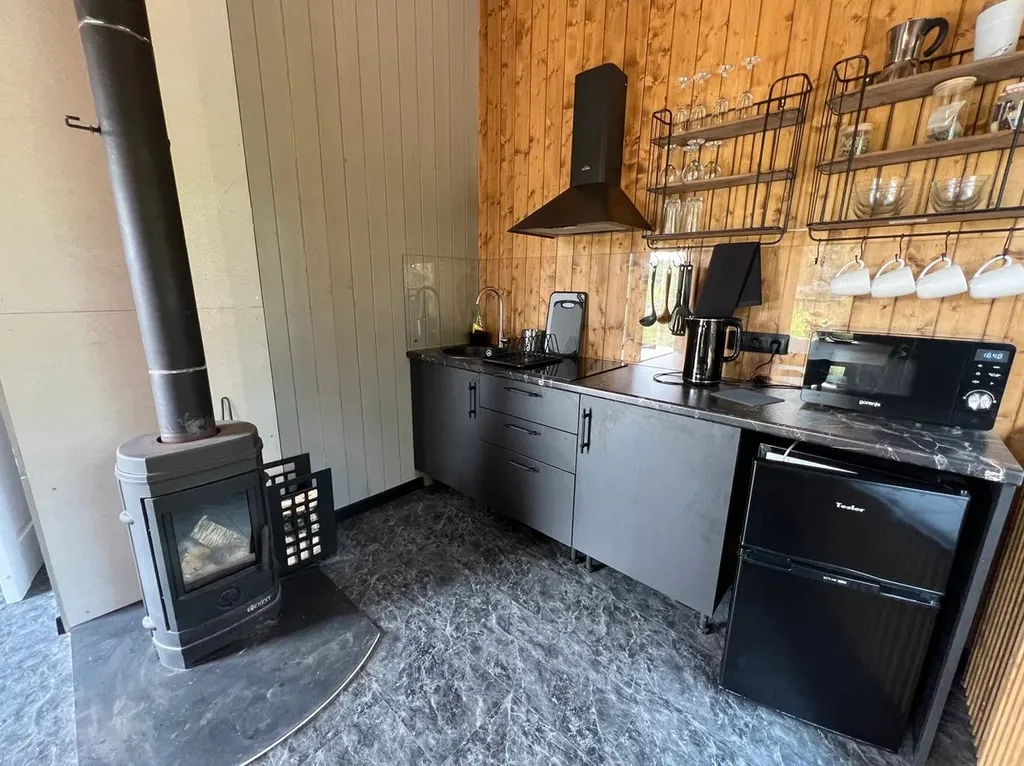 Домик в лесу с террасой и панорамными окнами для 2-4 гостей