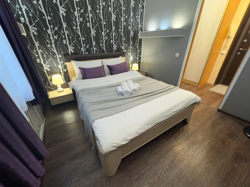 Люксовая двухкомнатная с авторским освещением