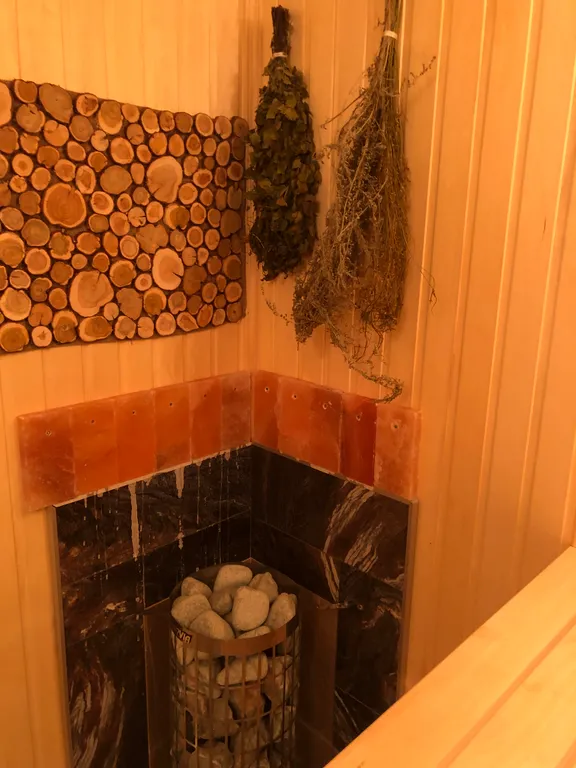 Дом у озера с теннисным столом