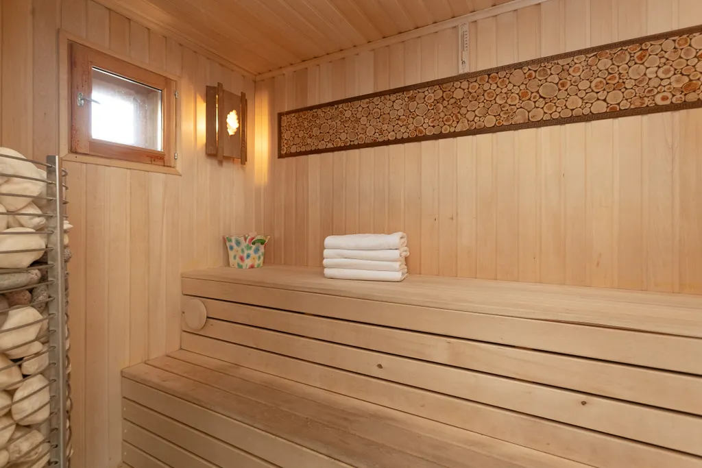 Дом с сауной и теплым бассейном