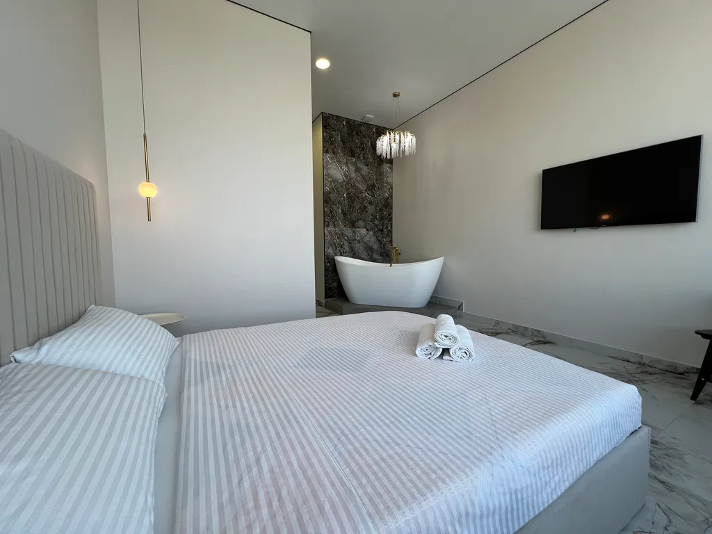 Шикарная студия с панорамой и красивой ванной