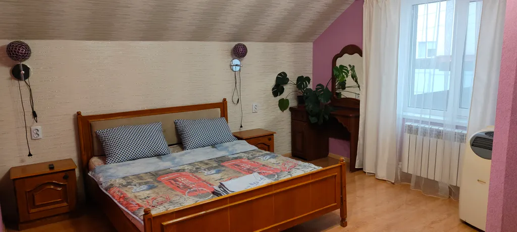 Коттеджи на берегу озера в парке