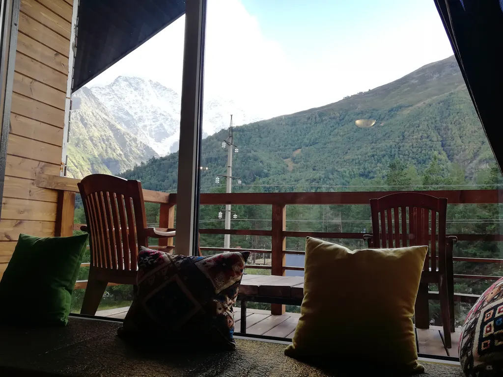 Уютная студия люкс с панорамными окнами с видом на горы