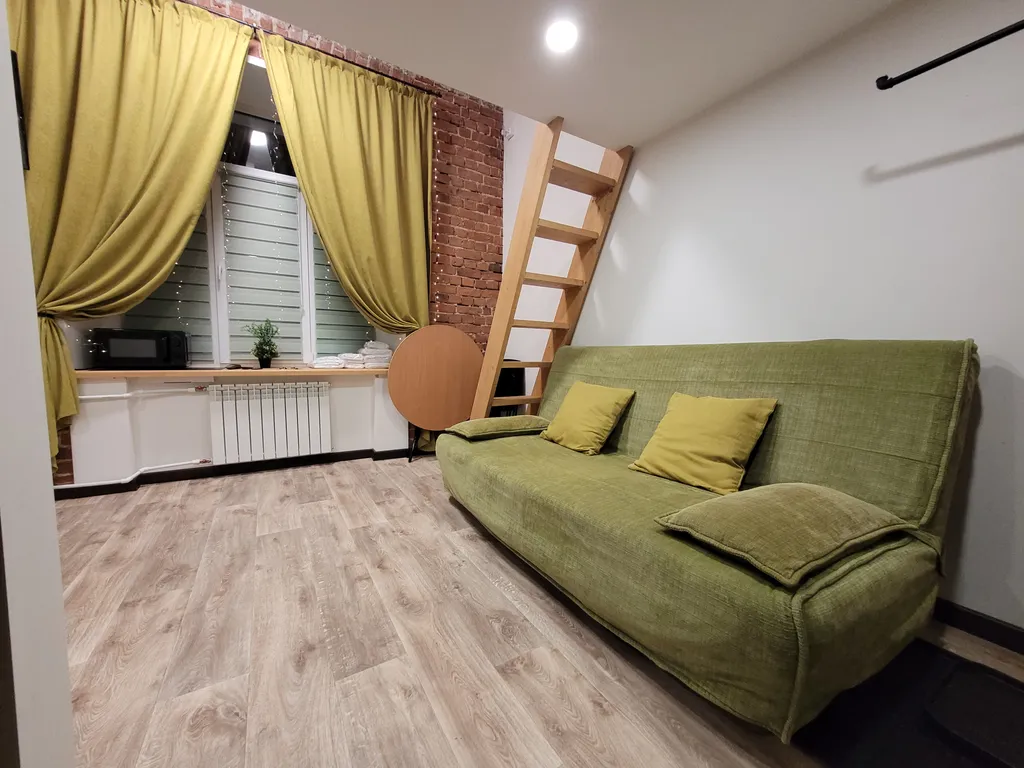 Лофт-1 Жёлтая. Клёвая двухуровневая студия в центре