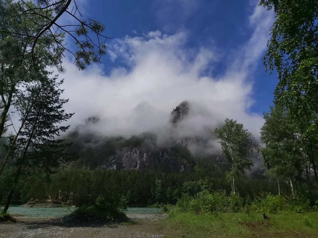 Дом с панорамными окнами на Катунь и Тавдинские пещеры