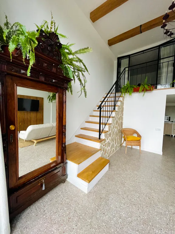 Двухуровневая лофт квартира с выходом в сад