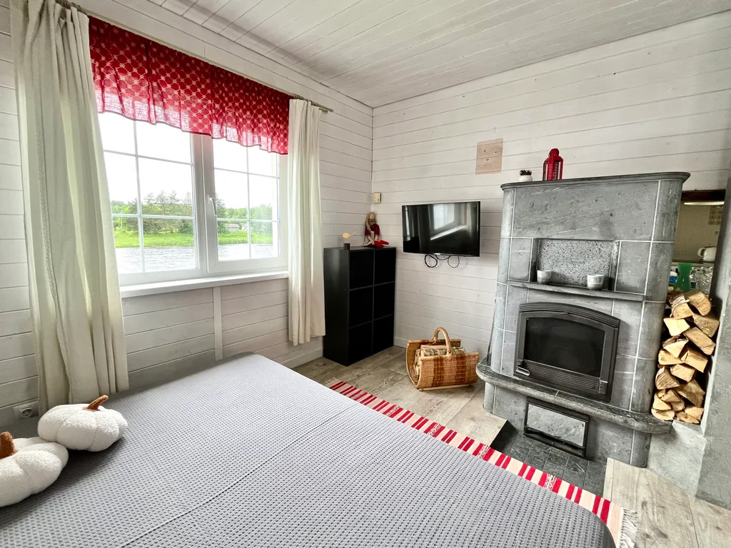 Благоустроенный дом у реки