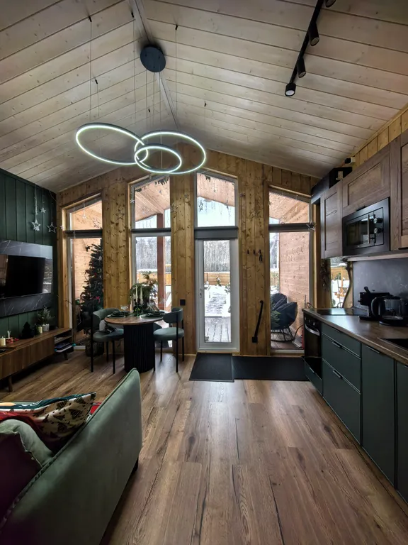 Домик для пар, чаном на дровах и видом на березовый лес в МО.