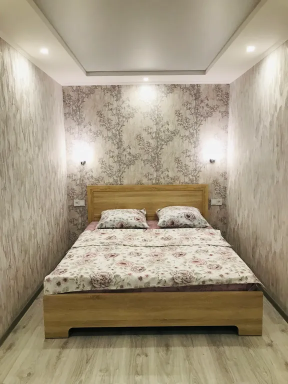 Уюдгая двухкомнатная квартира в центре на набережной