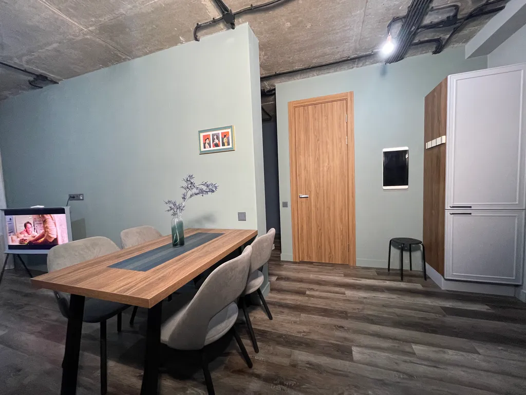 Роскошная уютная квартира с огромными окнами в тихий двор