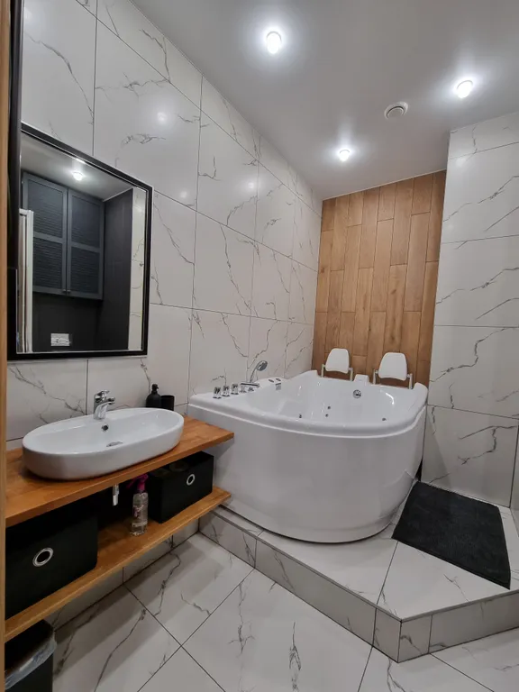 Современные апартаменты с джакузи у озера