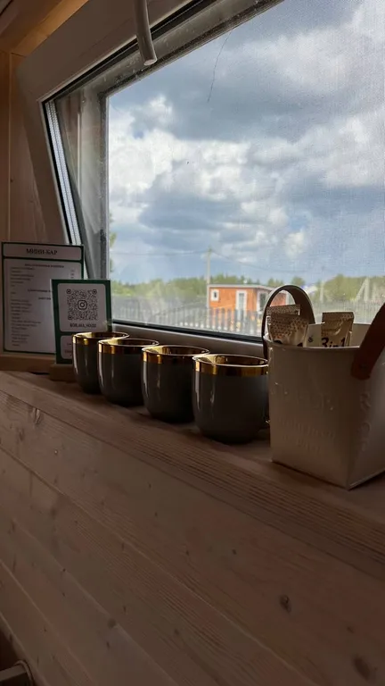 Стильный Красный дом у реки