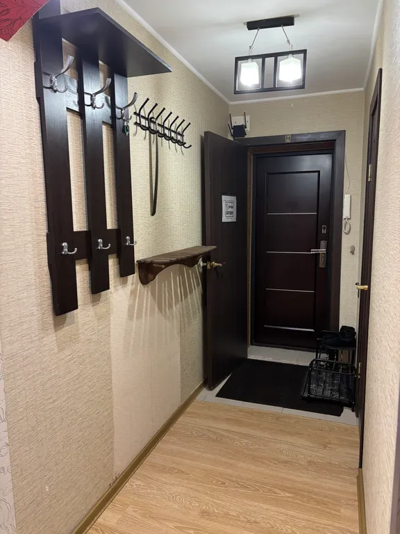 Уютная евротрешка с большой гостиной и двумя спальнями с видом на горы