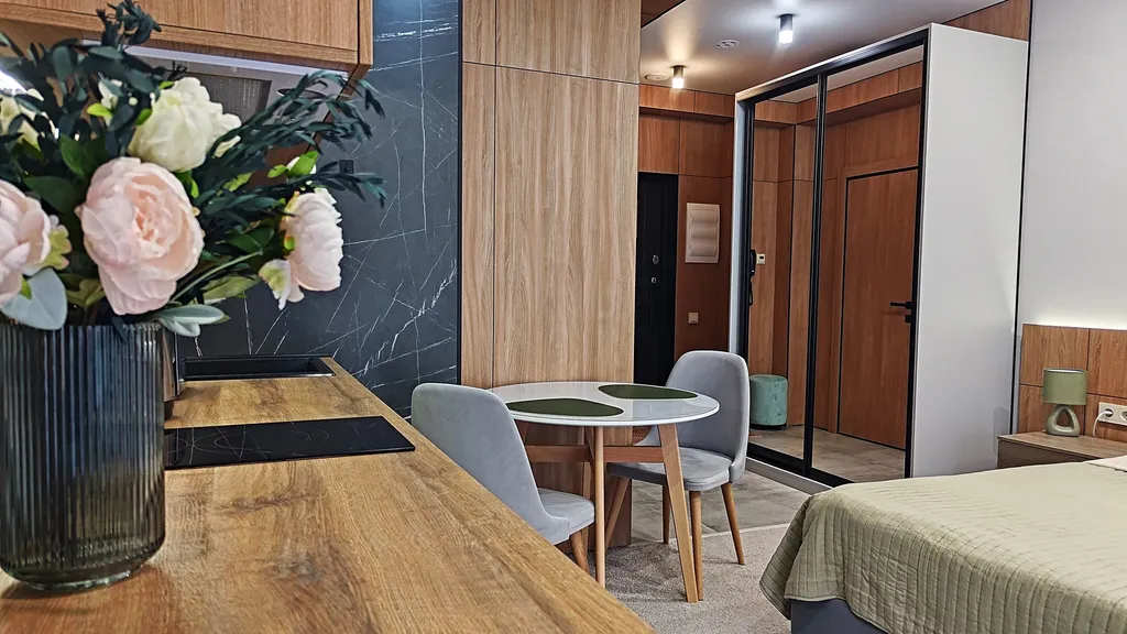 Студия с балконом вблизи гор