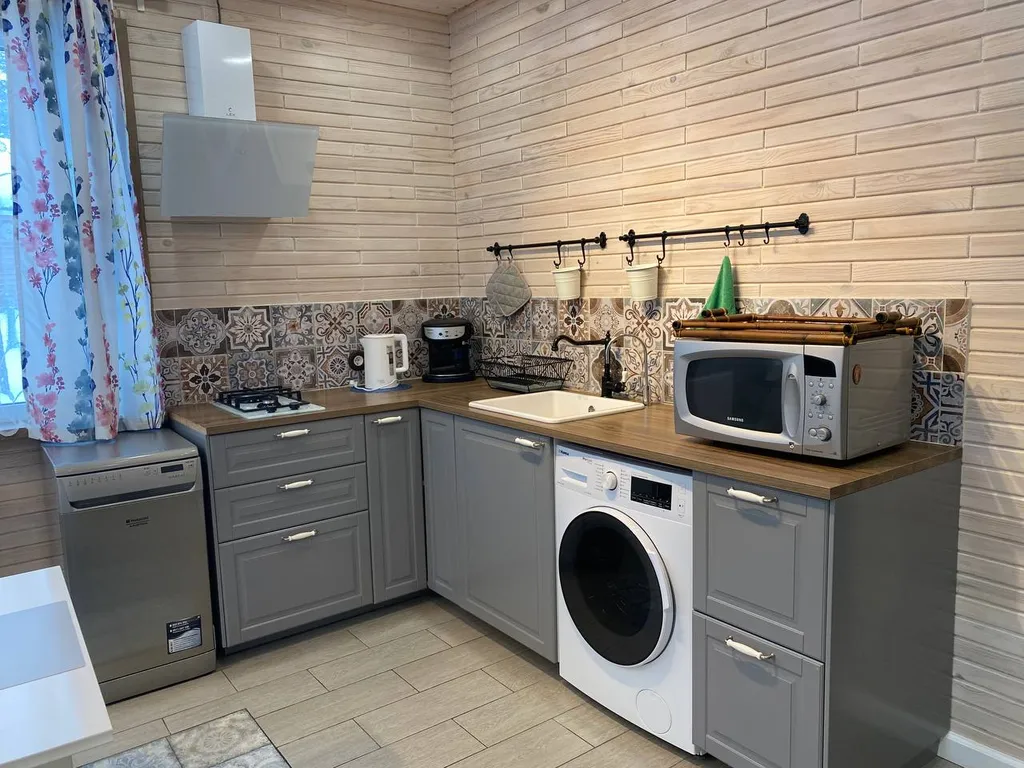 Домик в лесу на берегу озера