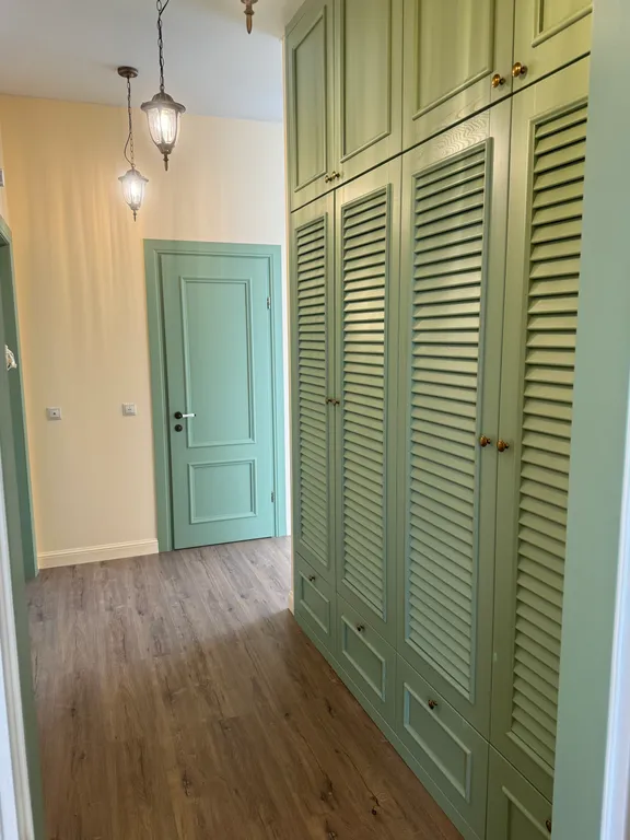 Солнечная квартира с мебелью из натурального дерева, рядом с морем