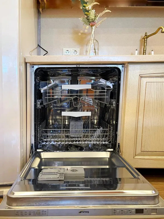 Уютный коттедж в городе со своим озером на территории